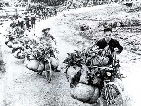 Đoàn xe đạp thồ đang tải hàng lên chiến trường Điện Biên Phủ.(Sưu tầm)